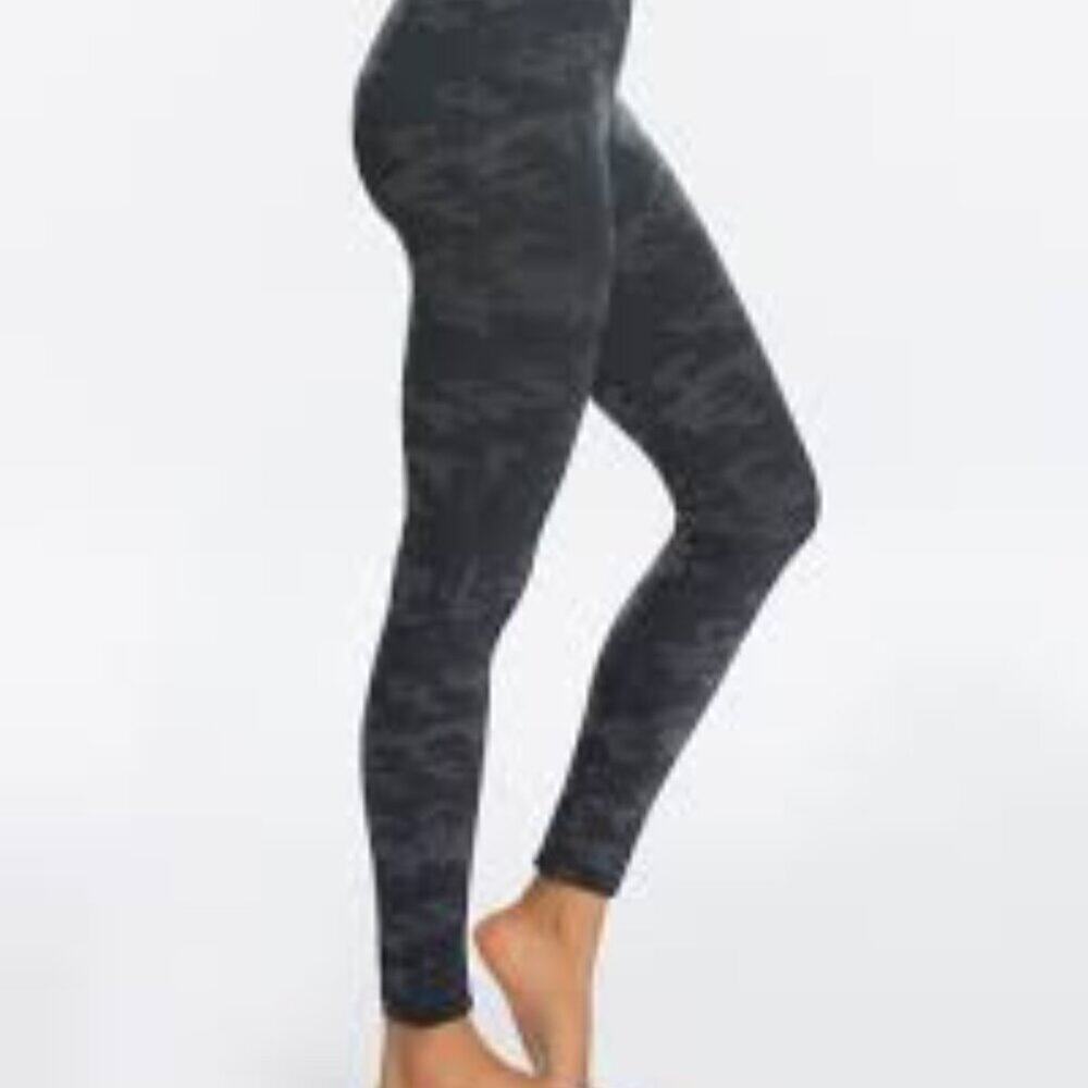 SPANX CAMO LEGGINS SIZE SMALL 1290